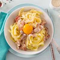 TAGLIATELLES CARBONARA ( AVEC DES LARDONS , PARMESAN )