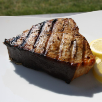 Steak de thon frais grillé