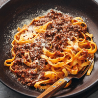TAGLIATELLES PIEMONTAISE ( SAUCE TOMATE , BASILIC , JAMBON DE PARME )