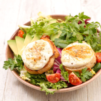 Chèvre chaud sur lit de salade
