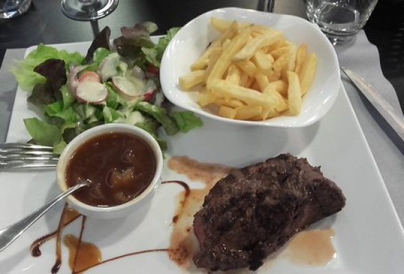 Pièce du boucher grillée sauce béarnaise échalotes