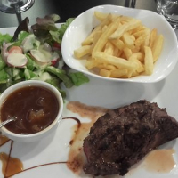 Pièce du boucher grillée sauce béarnaise échalotes