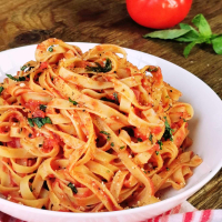 TAGLIATELLES POULET SAUCE TOMATE BASILIC